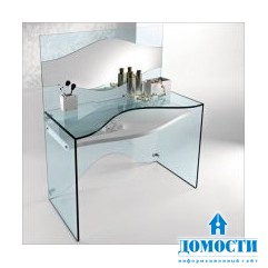 Прозрачный стеклянный стол