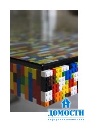 Стол для переговоров, собранный из конструктора LEGO