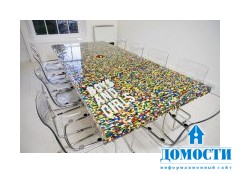 Стол для переговоров, собранный из конструктора LEGO
