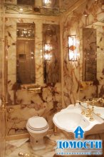 Роскошная ванная из золота и зеркал 