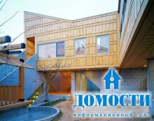 Современный дом из дерева и бетона 