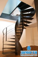 Винтовая лестница из цельного металла 