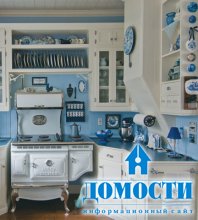 Сине-белая дачная кухня 